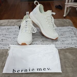 NEW Bernie Mev "Piper" Women's Slip-On Sneaker‎ Off-White Cushioned Sz 37/6